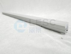 為什么線條燈硅膠燈罩?jǐn)D出時(shí)要噴油？